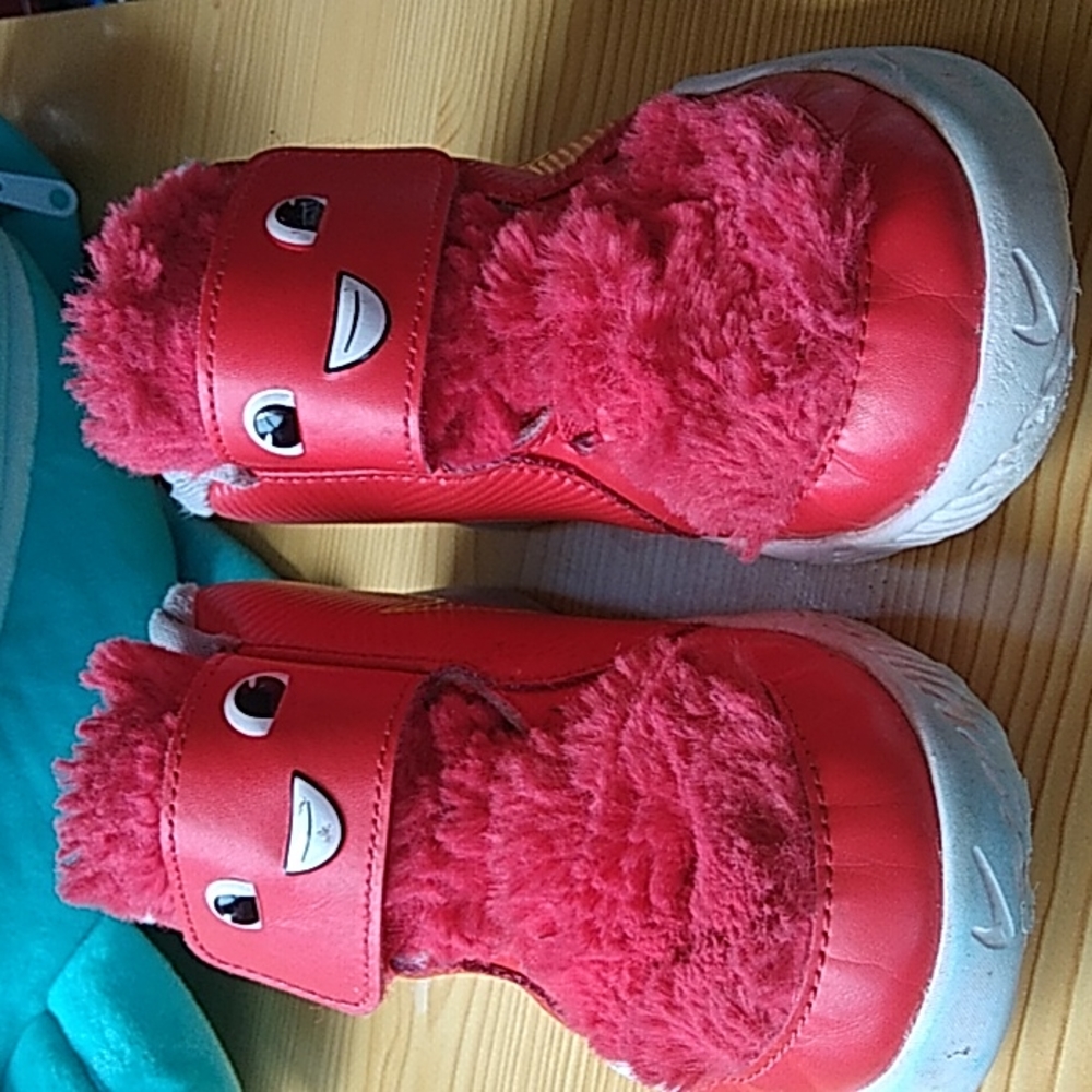 Nike: Nike furr boys size 10